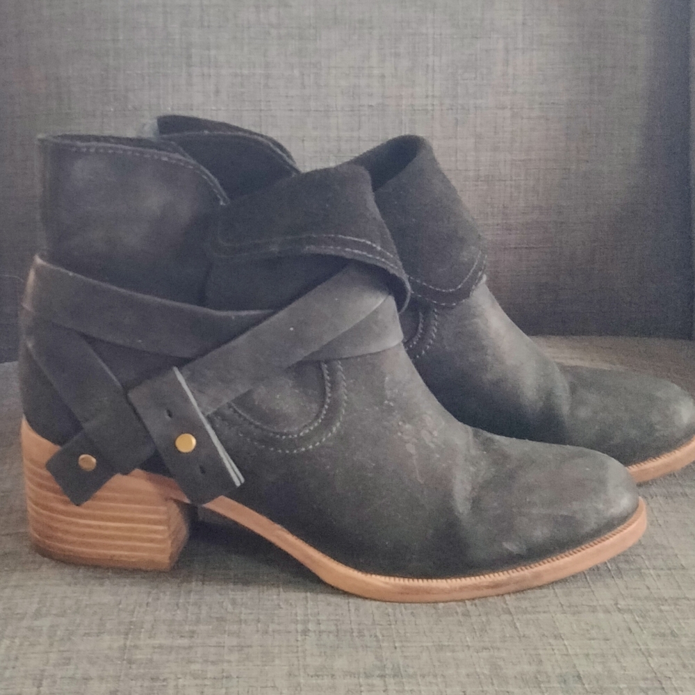 UGG Size 9 Women's Black Ankle Boots